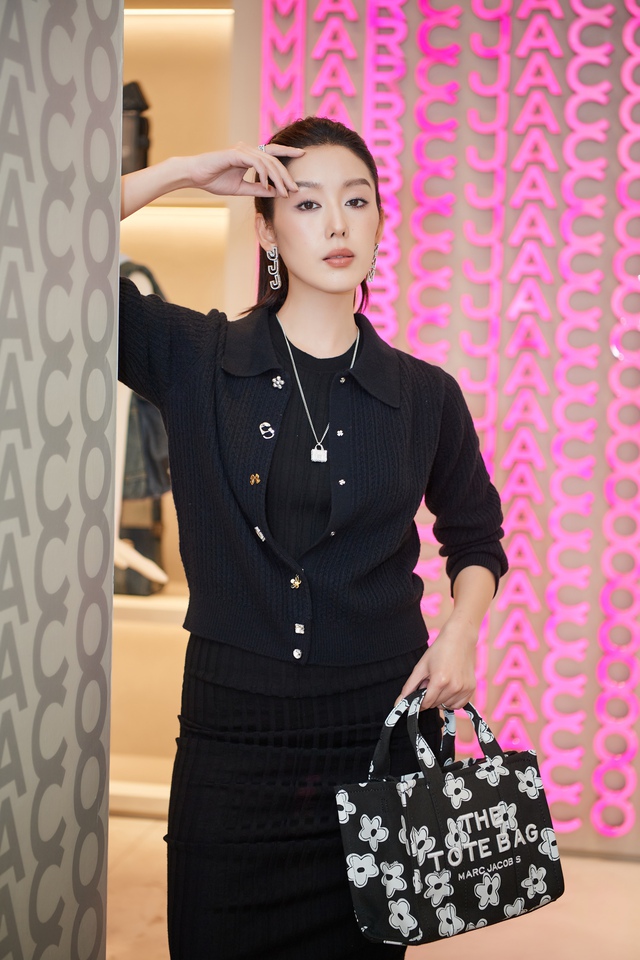 Doãn Hải My, Mẫn Tiên và dàn KOL nổi tiếng cùng đón chào mẫu túi Marc Jacobs The Dual cực hot- Ảnh 6. Doãn Hải My, Mẫn Tiên và dàn KOL nổi tiếng cùng đón chào mẫu túi Marc Jacobs The Dual cực hot- Ảnh 6.