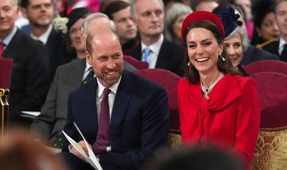 Chuyên gia tiết lộ sự thay đổi rõ rệt trong ngôn ngữ cơ thể của Thân vương William và Vương phi Kate- Ảnh 3.