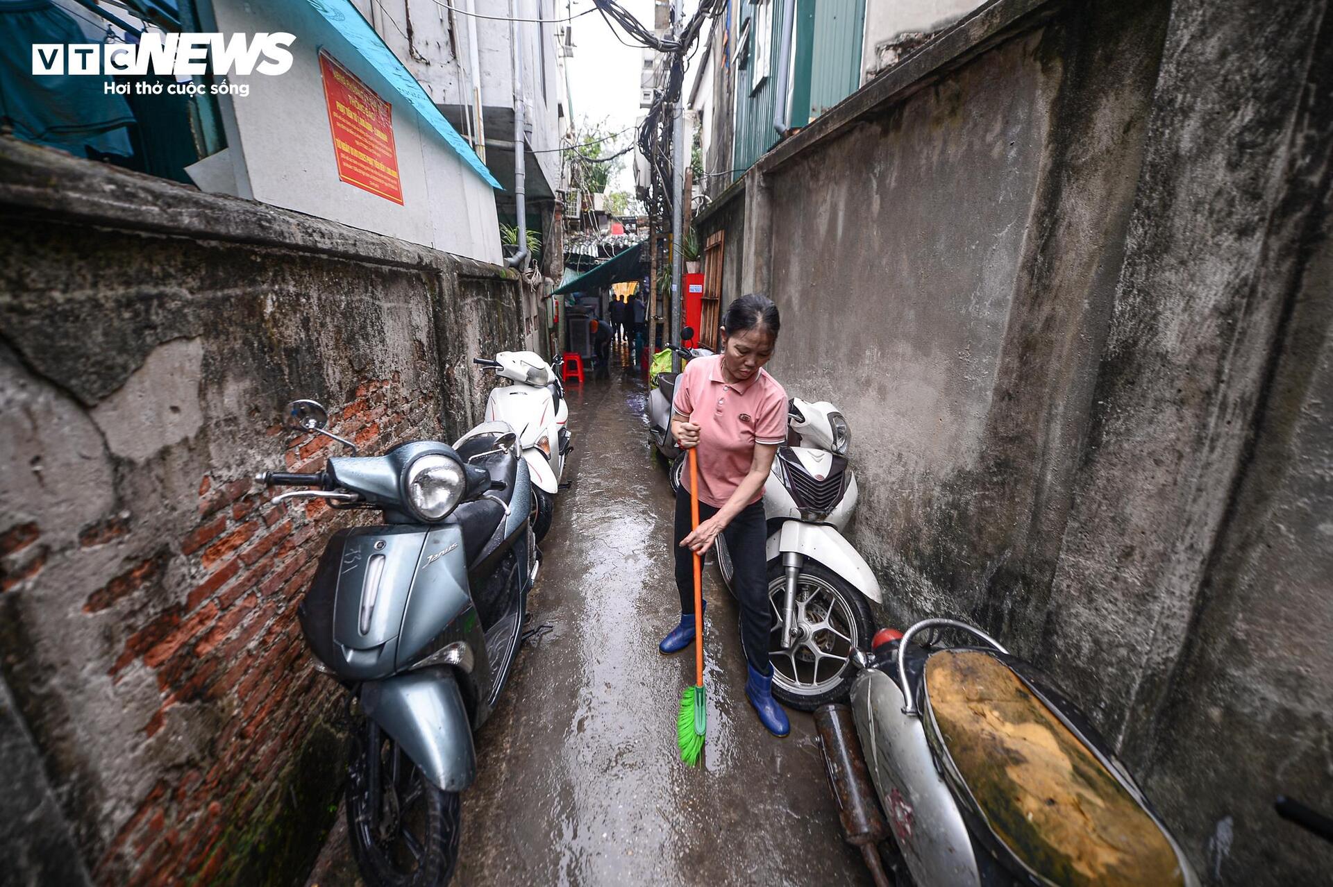 Cảnh sống chật chội, tạm bợ của các hộ dân trong diện di dời khỏi phố cổ Hà Nội - Ảnh 20.