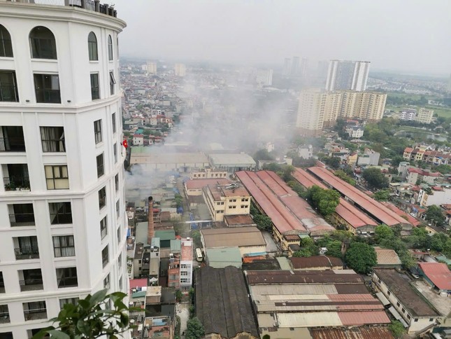 Hà Nội: Nhà máy dệt công nghiệp xả khói, gây ô nhiễm giữa khu dân cư - Ảnh 2.