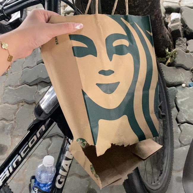 Shipper Việt cầm trên tay chiếc túi mới của Starbucks mà 