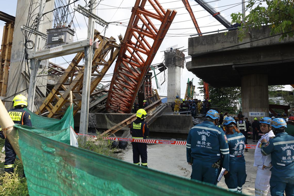 Sập cầu kinh hoàng ở Thái Lan, hàng chục người bị chôn vùi dưới đống bê tông đổ nát - Ảnh 2.