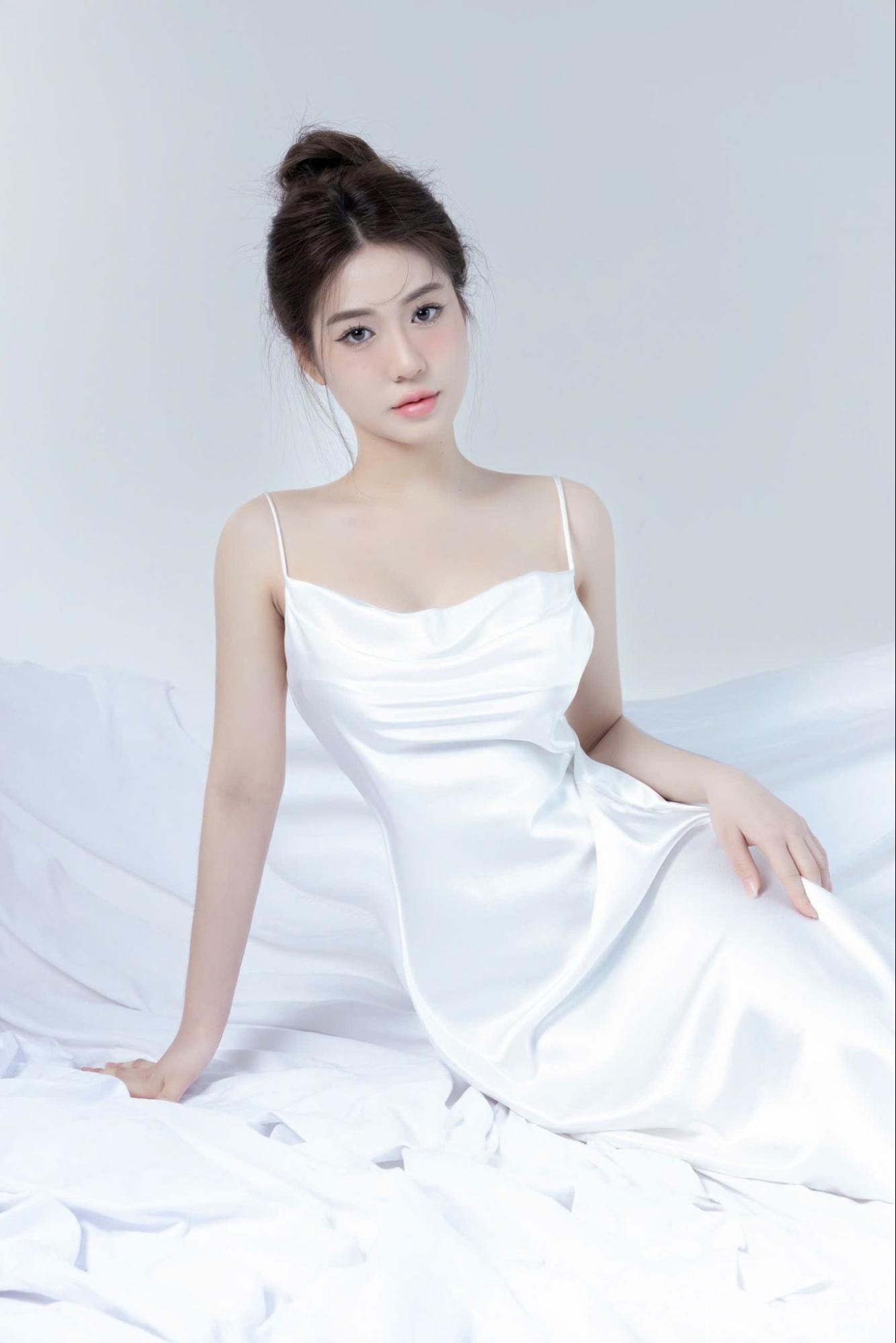 Cô gái 9X chia sẻ góc khuất nghề Idol Live: Thu nhập trăm triệu nhưng thường xuyên nhận bình luận khiếm nhã - Ảnh 2. Cô gái 9X chia sẻ góc khuất nghề Idol Live: Thu nhập trăm triệu nhưng thường xuyên nhận bình luận khiếm nhã - Ảnh 2.