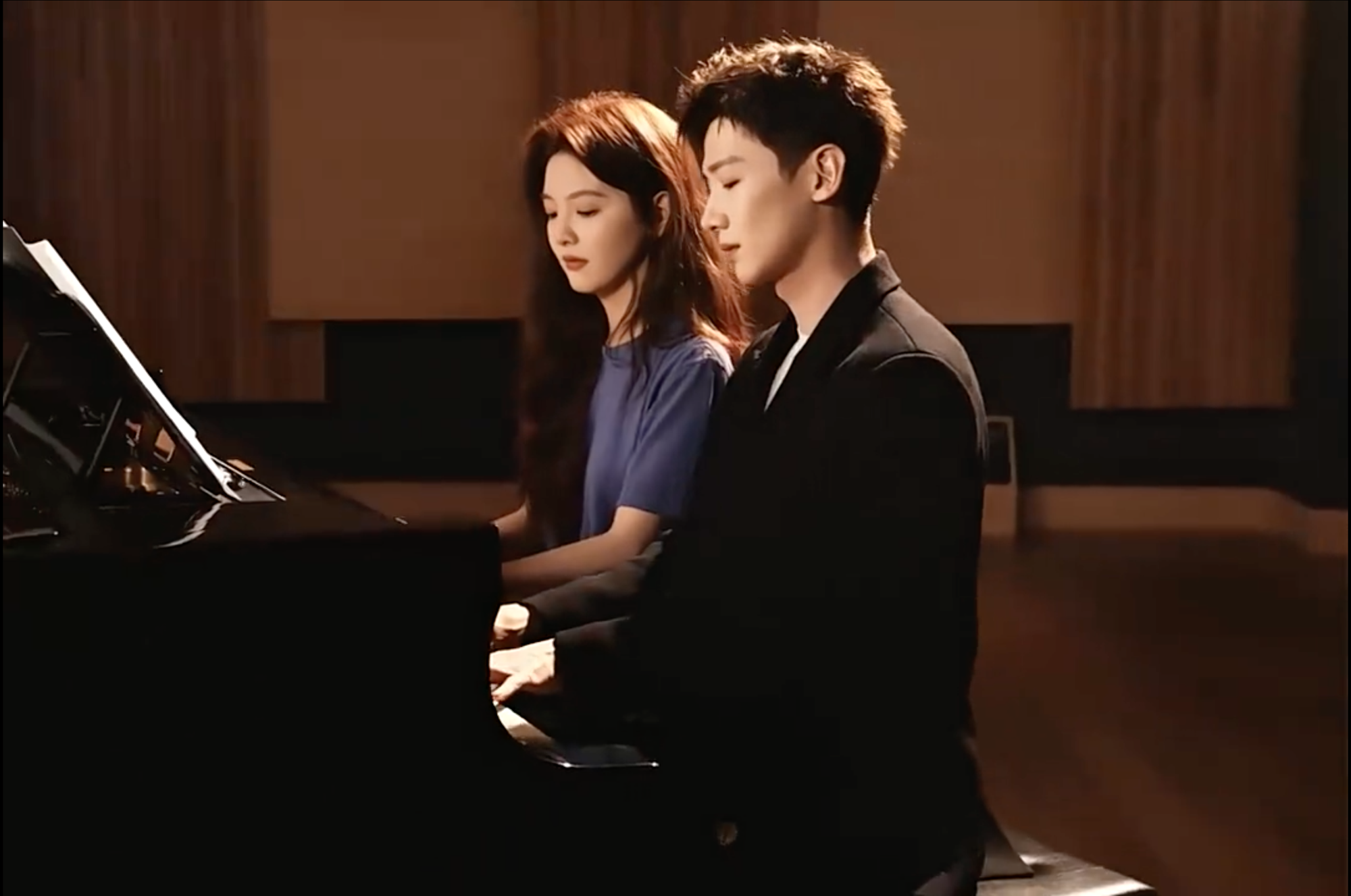 Cặp đôi Khó dỗ dành cùng chơi đàn piano tặng khán giả - Ảnh 1.