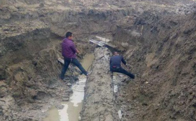 Người đàn ông đào trúng cây gỗ dài 13,8m, nặng 23,8 tấn: Cảnh sát lập tức phong tỏa hiện trường, chuyên gia khẳng định đó là “kho báu” hơn 3,5 tỷ đồng - Ảnh 1. Người đàn ông đào trúng cây gỗ dài 13,8m, nặng 23,8 tấn: Cảnh sát lập tức phong tỏa hiện trường, chuyên gia khẳng định đó là “kho báu” hơn 3,5 tỷ đồng - Ảnh 1.