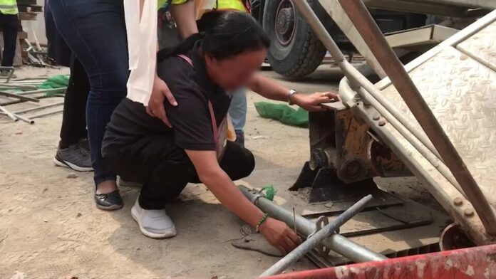 Vụ sập cầu kinh hoàng khiến hàng chục người thương vong tại Thái Lan: Chó nghiệp vụ được điều động, người thân khóc ngất ở hiện trường - Ảnh 6.