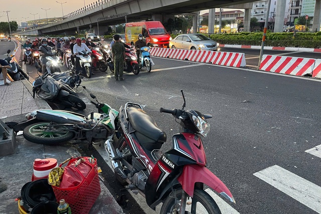 Nạn nhân vụ nữ tài xế lái Mercedes tông loạt xe máy dừng đèn đỏ: “Tôi và vợ bay lên cao rồi rơi xuống” - Ảnh 2.