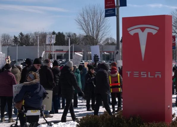 Đế chế Tesla 800 tỷ USD đang bị Elon Musk nhấn chìm: Hàng trăm người biểu tình tại các showroom, nhiều trạm sạc bị đốt cháy, làn sóng kêu gọi 'bán xe, bán tháo cổ phiếu' dâng cao chưa từng có - Ảnh 1.