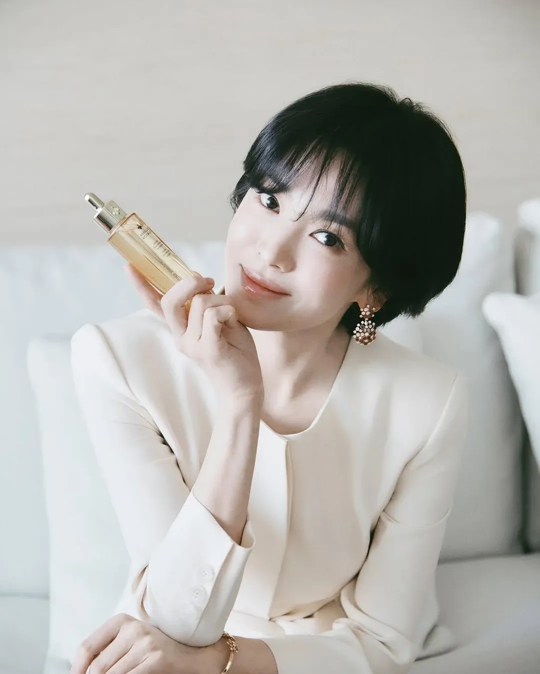 Song Hye Kyo dùng serum ngừa lão hóa gần 5 triệu nhưng có bản dupe giá bằng 1/10 để bạn &quot;đu&quot; theo - Ảnh 2.