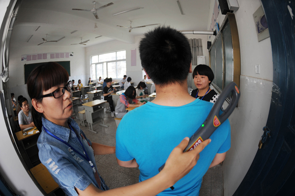 Nam sinh bị điểm 0 vì chép bài bạn, đến khi giáo viên tra lại camera thì... - Sự thật khiến cả lớp sốc nặng!- Ảnh 1. Nam sinh bị điểm 0 vì chép bài bạn, đến khi giáo viên tra lại camera thì... - Sự thật khiến cả lớp sốc nặng!- Ảnh 1.