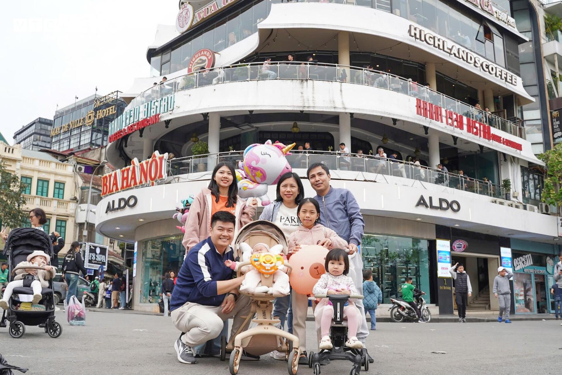 Bay hơn 1.500km ra Hà Nội, chụp ảnh với 'Hàm cá mập' trước khi bị dỡ bỏ - Ảnh 12.