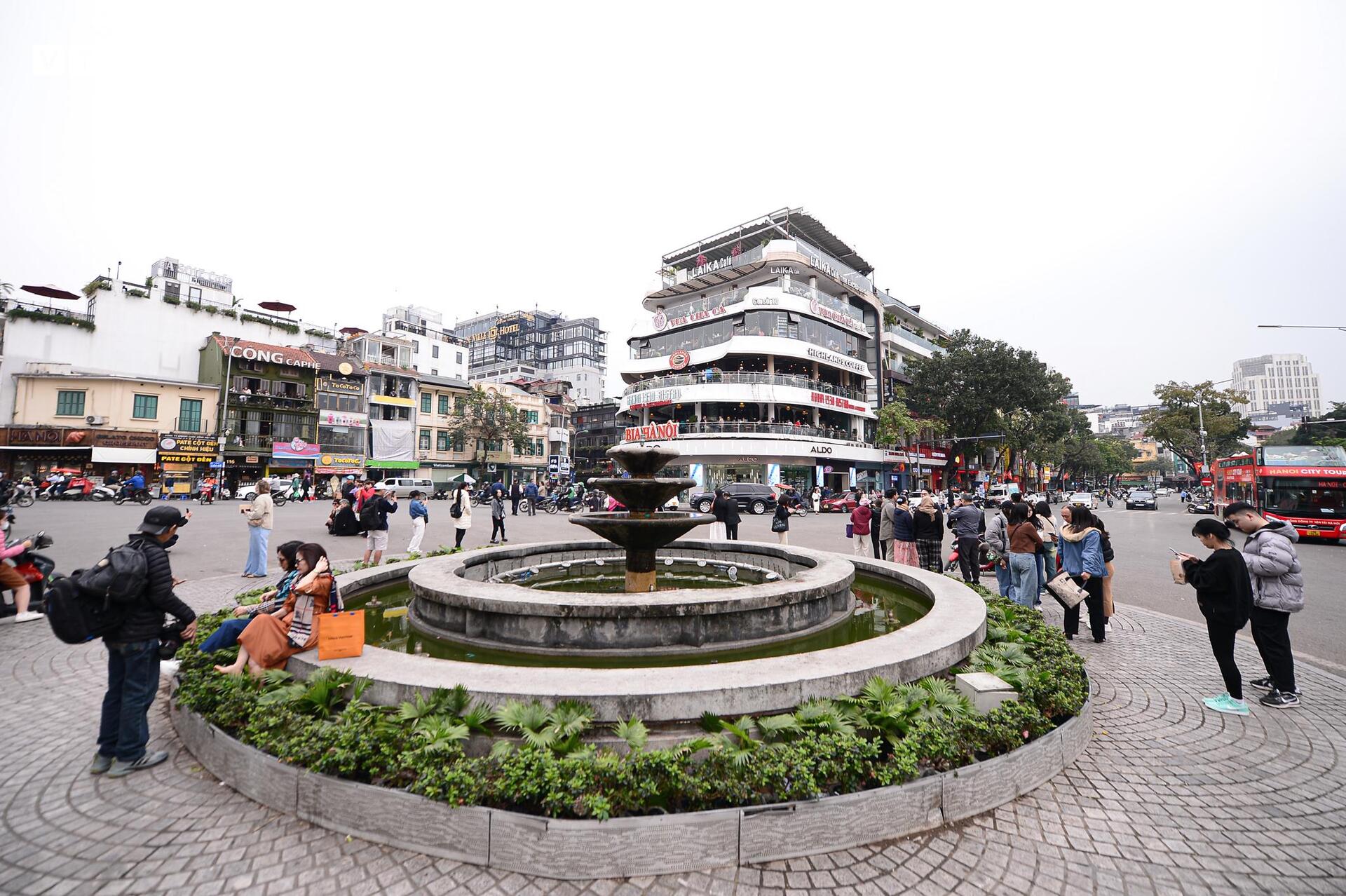 Bay hơn 1.500km ra Hà Nội, chụp ảnh với 'Hàm cá mập' trước khi bị dỡ bỏ - Ảnh 1.