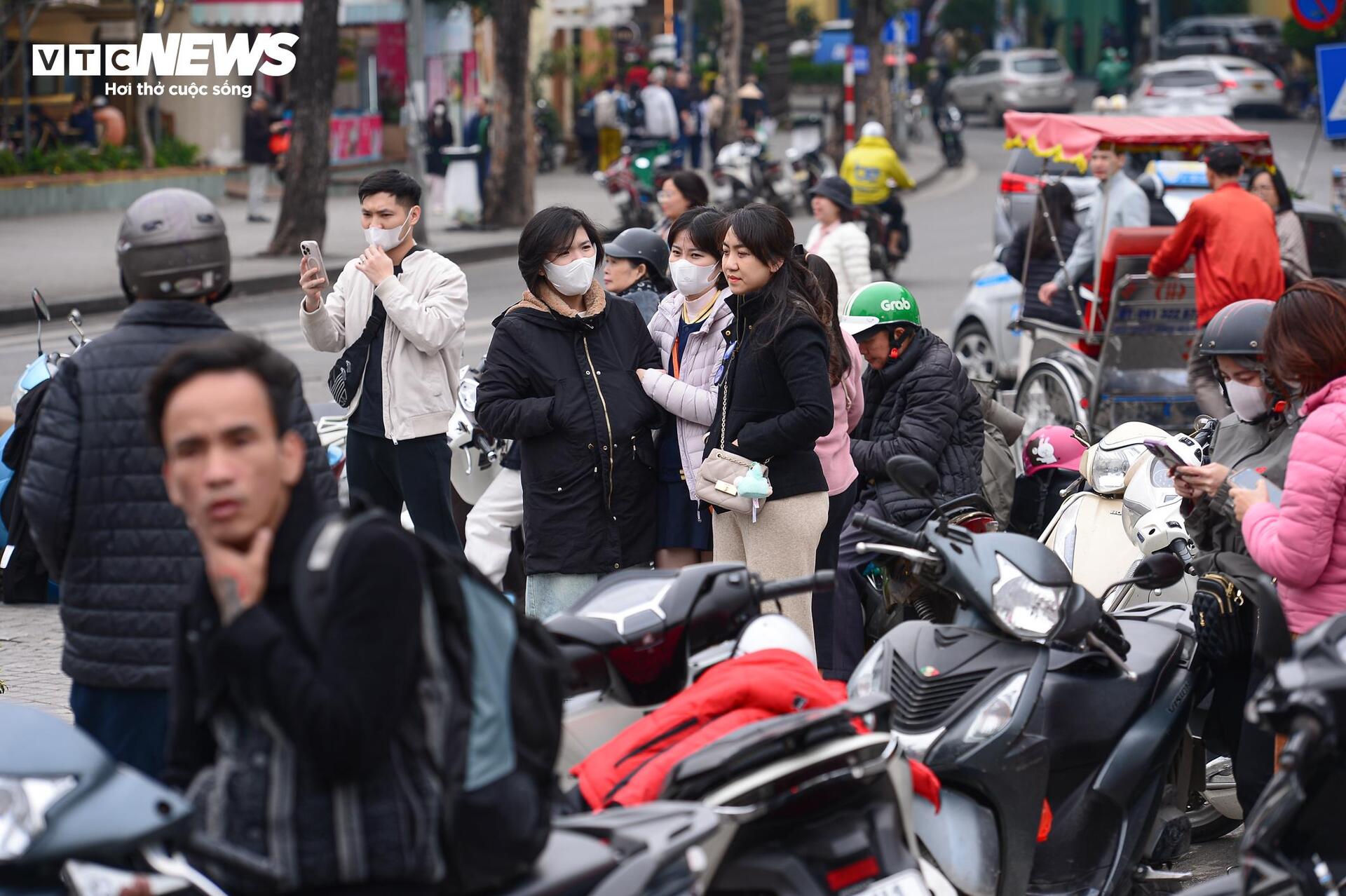 Bay hơn 1.500km ra Hà Nội, chụp ảnh với 'Hàm cá mập' trước khi bị dỡ bỏ - Ảnh 2.