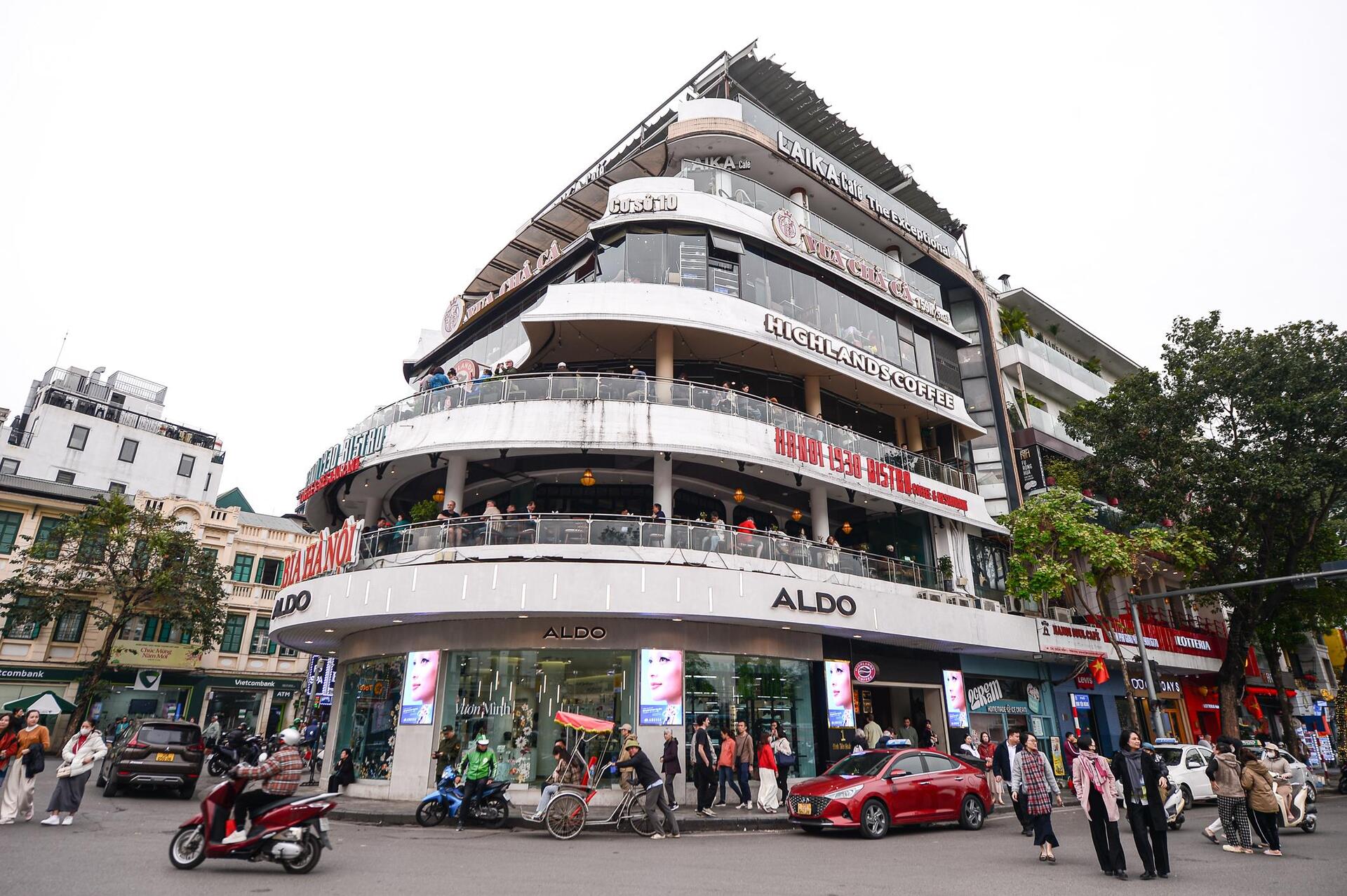 Bay hơn 1.500km ra Hà Nội, chụp ảnh với 'Hàm cá mập' trước khi bị dỡ bỏ - Ảnh 17.