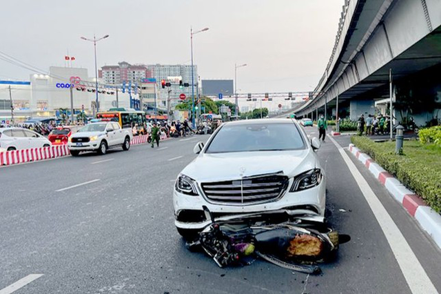 Khoảnh khắc từ trên cao ghi lại toàn cảnh nữ tài xế lái Mercedes tông hàng chục xe máy, 1 nữ sinh tử vong thương tâm - Ảnh 2.