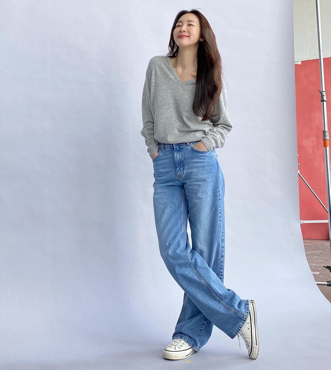 &quot;Nữ hoàng nước mắt&quot; Choi Ji Woo đam mê mặc quần jeans, bảo sao quá trẻ trung và năng động ở tuổi 50 - Ảnh 6.