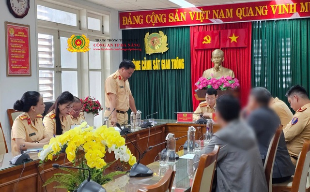 Dàn siêu xe ngang nhiên vượt đèn đỏ giữa trung tâm Đà Nẵng: Xử phạt 167 triệu đồng, tạm giữ 11 bằng lái - Ảnh 2.