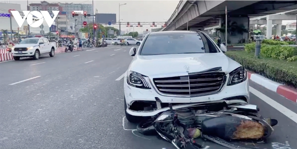 Tông loạt xe máy ở TP.HCM, nữ tài xế Mercedes có thể đối diện hình phạt nào? - Ảnh 1.