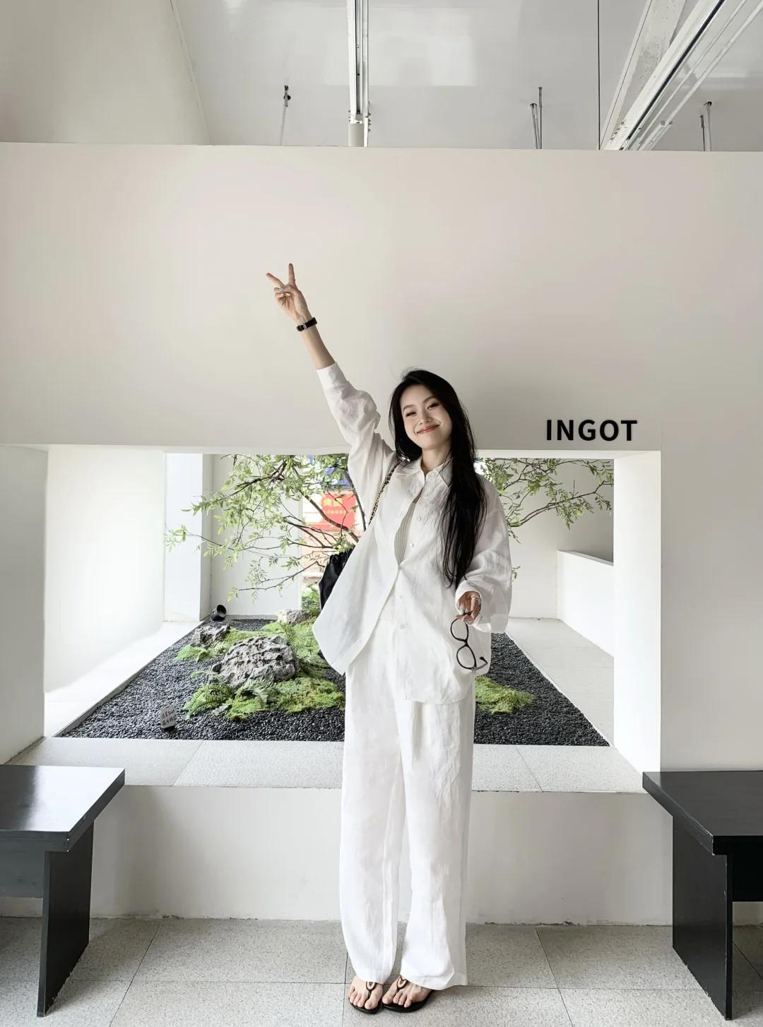 Năm nay "quần trắng" hot quá rồi, mặc thế này vừa sang trọng vừa thời thượng! - Ảnh 9. Năm nay "quần trắng" hot quá rồi, mặc thế này vừa sang trọng vừa thời thượng! - Ảnh 9.