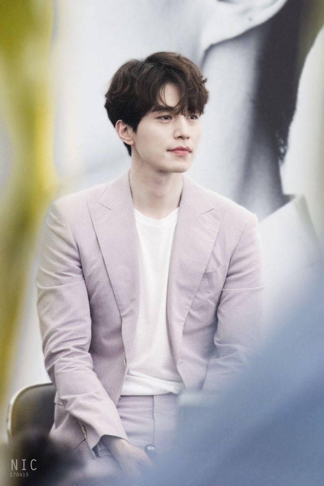 Ảnh Lee Dong Wook chăm con trai đầu lòng khiến MXH nổ tung- Ảnh 4.