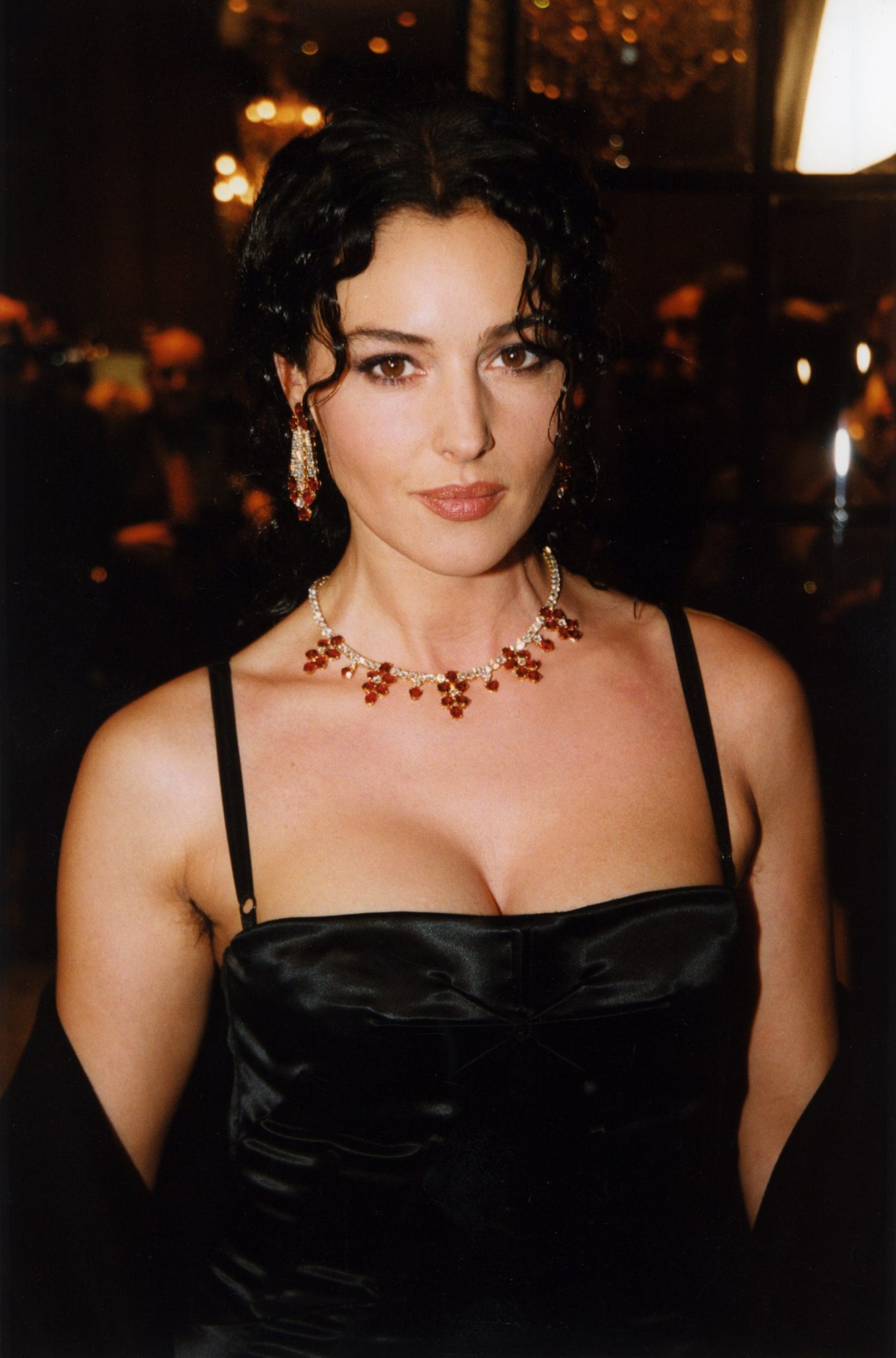 monica-bellucci-1999-2-1352x2048-1742358406617832700101-1742359217287-1742359217385141025002.jpg