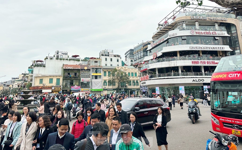 Hàng nghìn người đổ về tòa nhà Hàm cá mập check-in, CSGT phải cắm &quot;chốt&quot; đảm bảo giao thông - Ảnh 1.