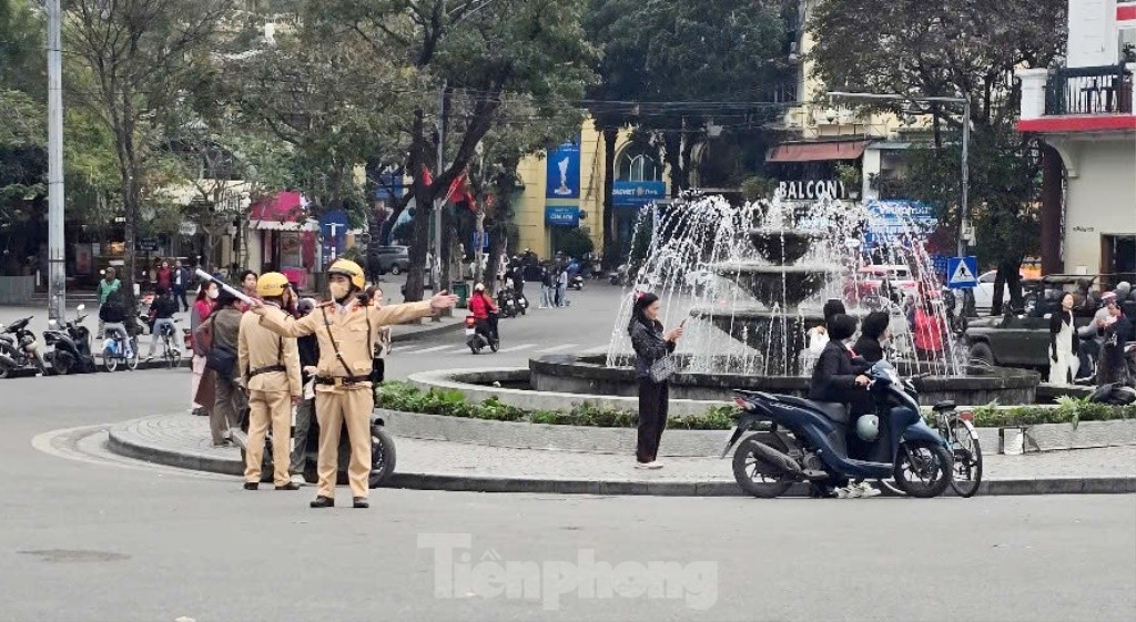 Hàng nghìn người đổ về tòa nhà Hàm cá mập check-in, CSGT phải cắm &quot;chốt&quot; đảm bảo giao thông - Ảnh 8.