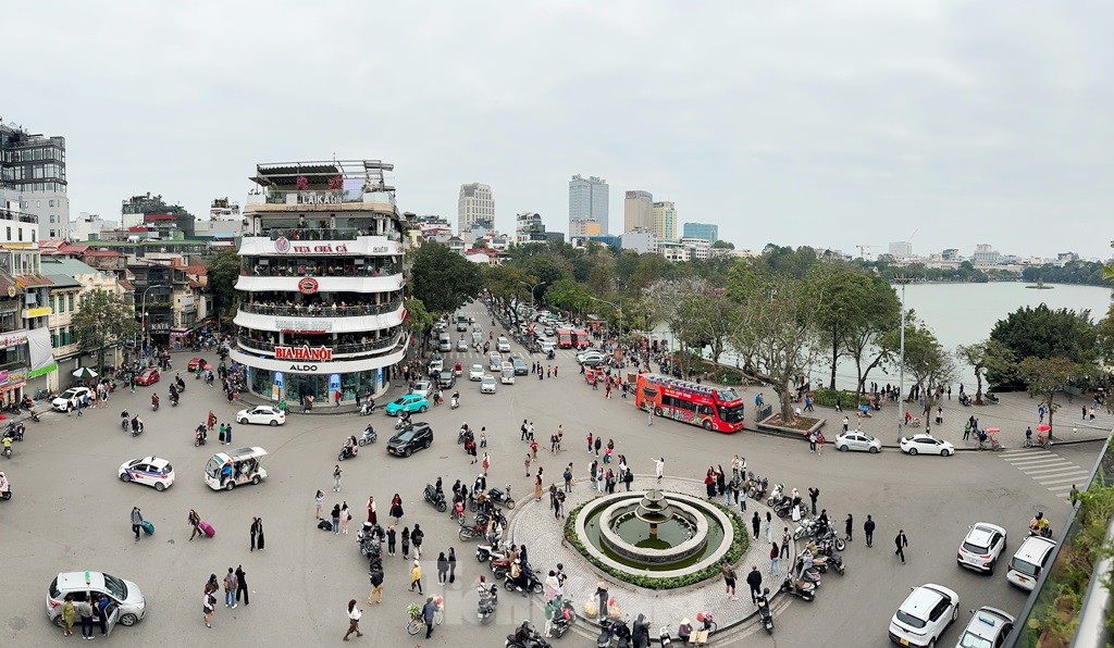 Hàng nghìn người đổ về tòa nhà Hàm cá mập check-in, CSGT phải cắm &quot;chốt&quot; đảm bảo giao thông - Ảnh 9.