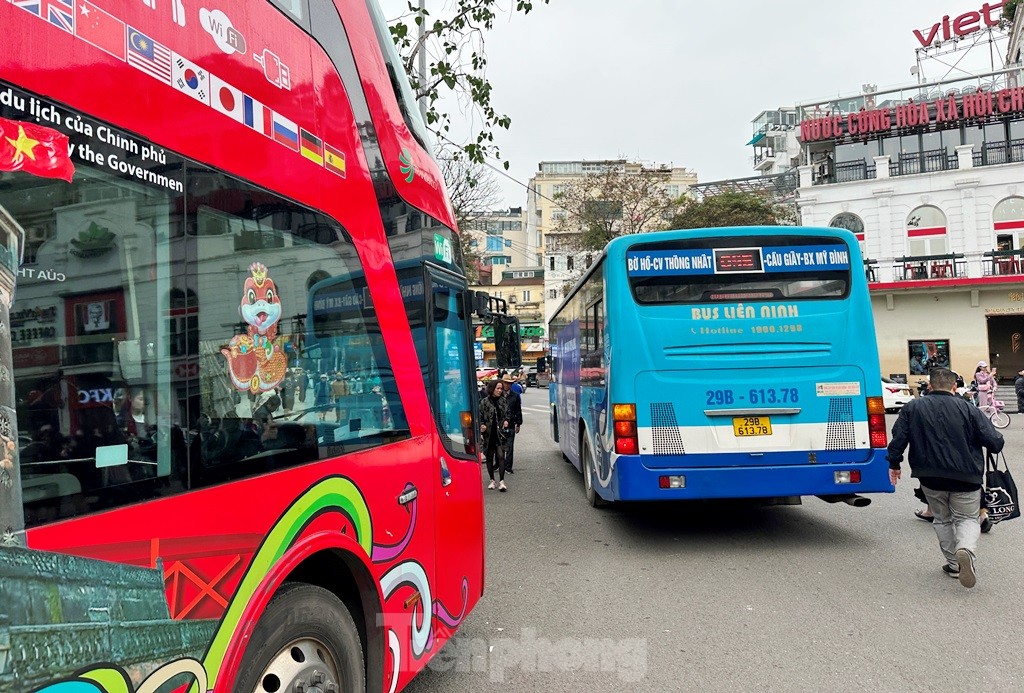 Hàng nghìn người đổ về tòa nhà Hàm cá mập check-in, CSGT phải cắm &quot;chốt&quot; đảm bảo giao thông - Ảnh 2.