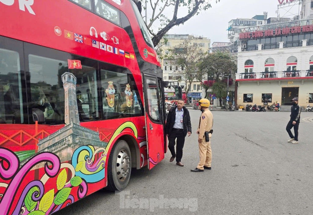 Hàng nghìn người đổ về tòa nhà Hàm cá mập check-in, CSGT phải cắm &quot;chốt&quot; đảm bảo giao thông - Ảnh 7.