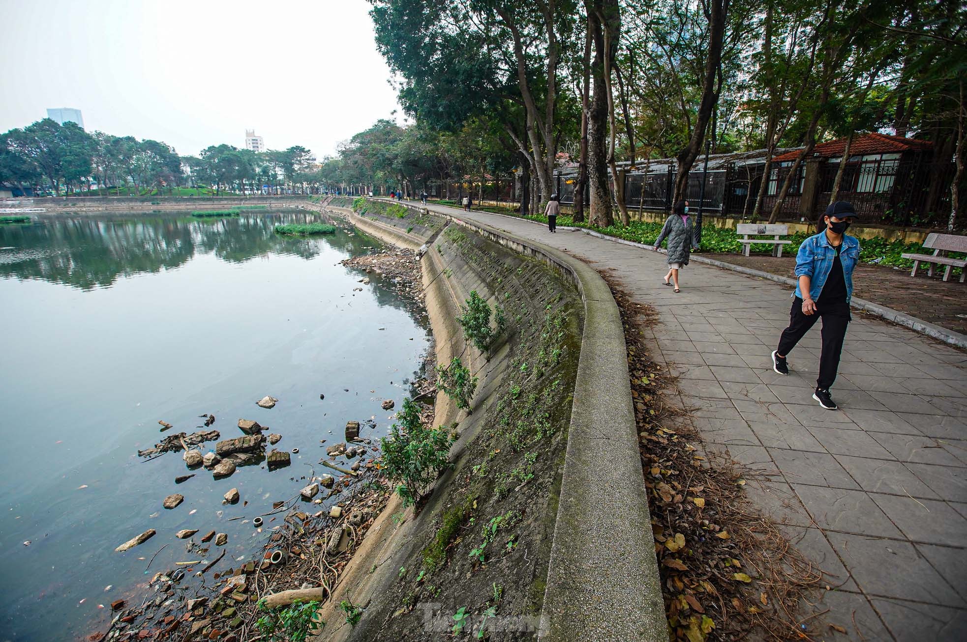 Bàn thờ, bát hương trôi nổi giữa lòng hồ công viên đang cải tạo ở Hà Nội - Ảnh 15.