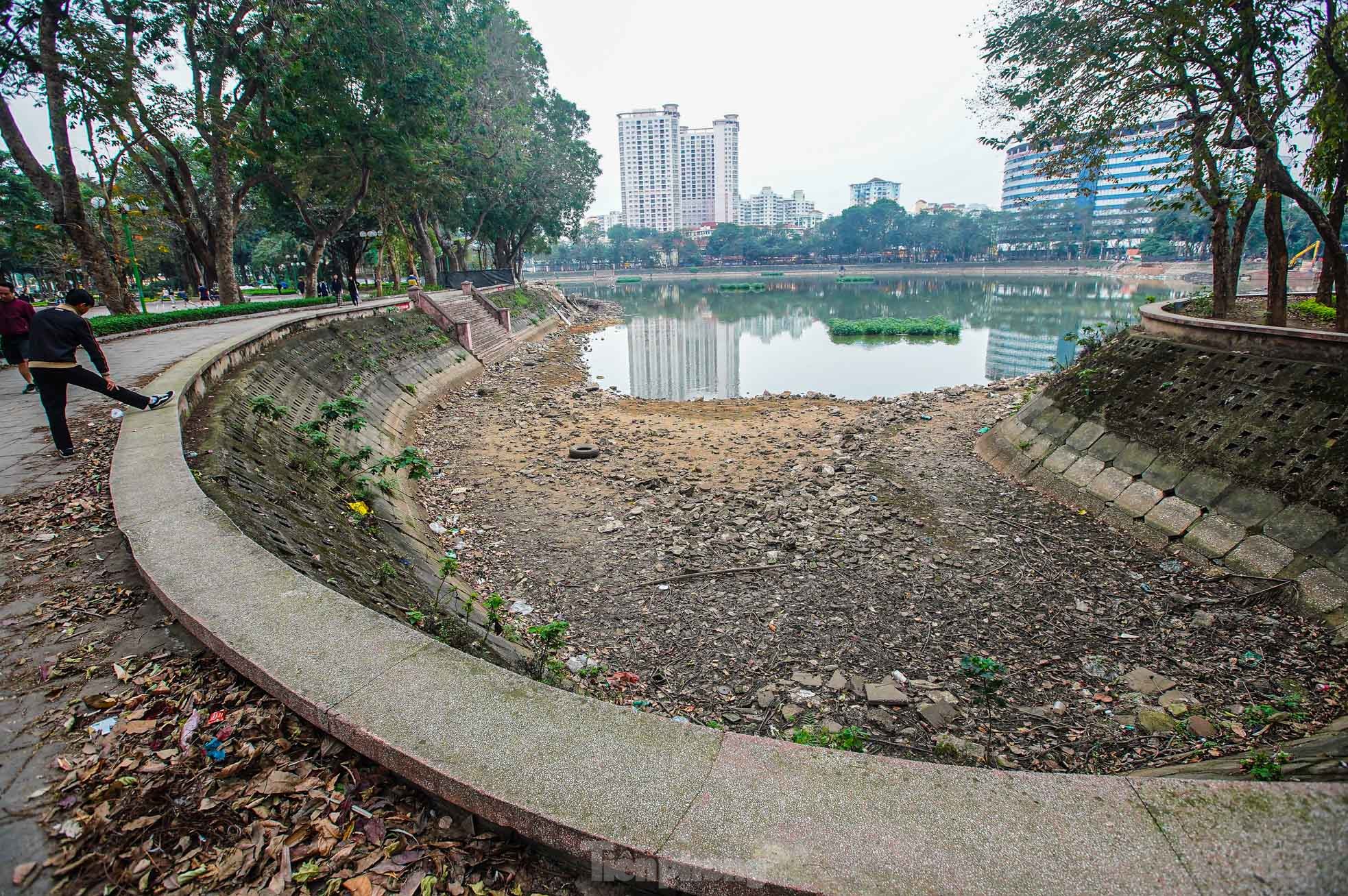 Bàn thờ, bát hương trôi nổi giữa lòng hồ công viên đang cải tạo ở Hà Nội - Ảnh 19.