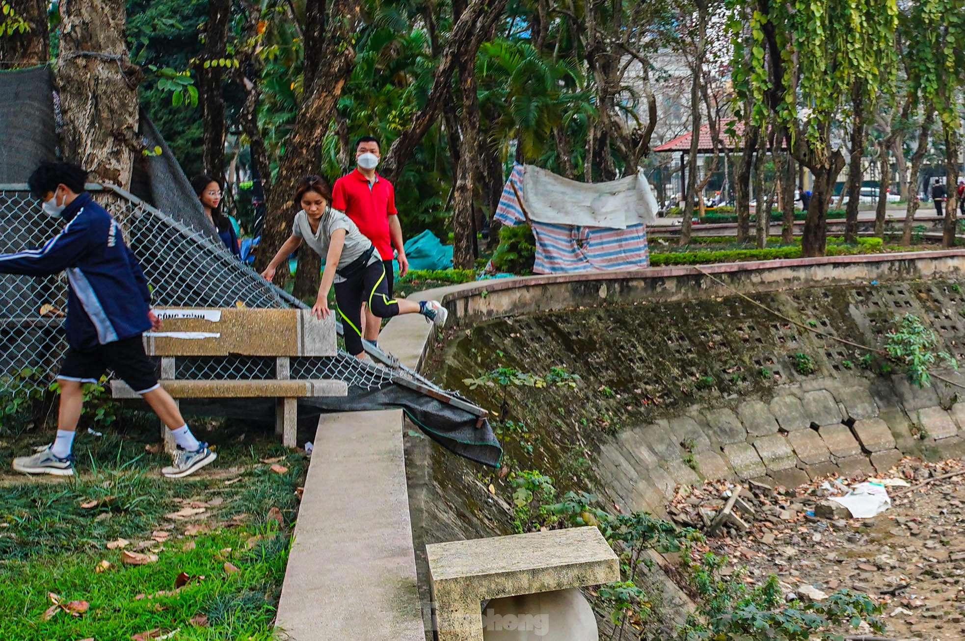 Bàn thờ, bát hương trôi nổi giữa lòng hồ công viên đang cải tạo ở Hà Nội - Ảnh 24.