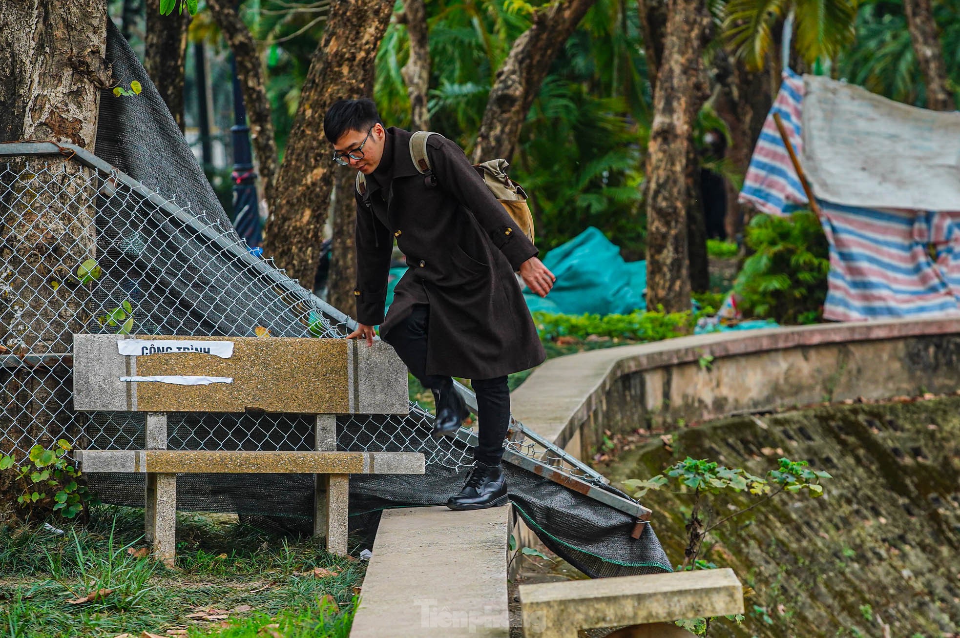 Bàn thờ, bát hương trôi nổi giữa lòng hồ công viên đang cải tạo ở Hà Nội - Ảnh 23.