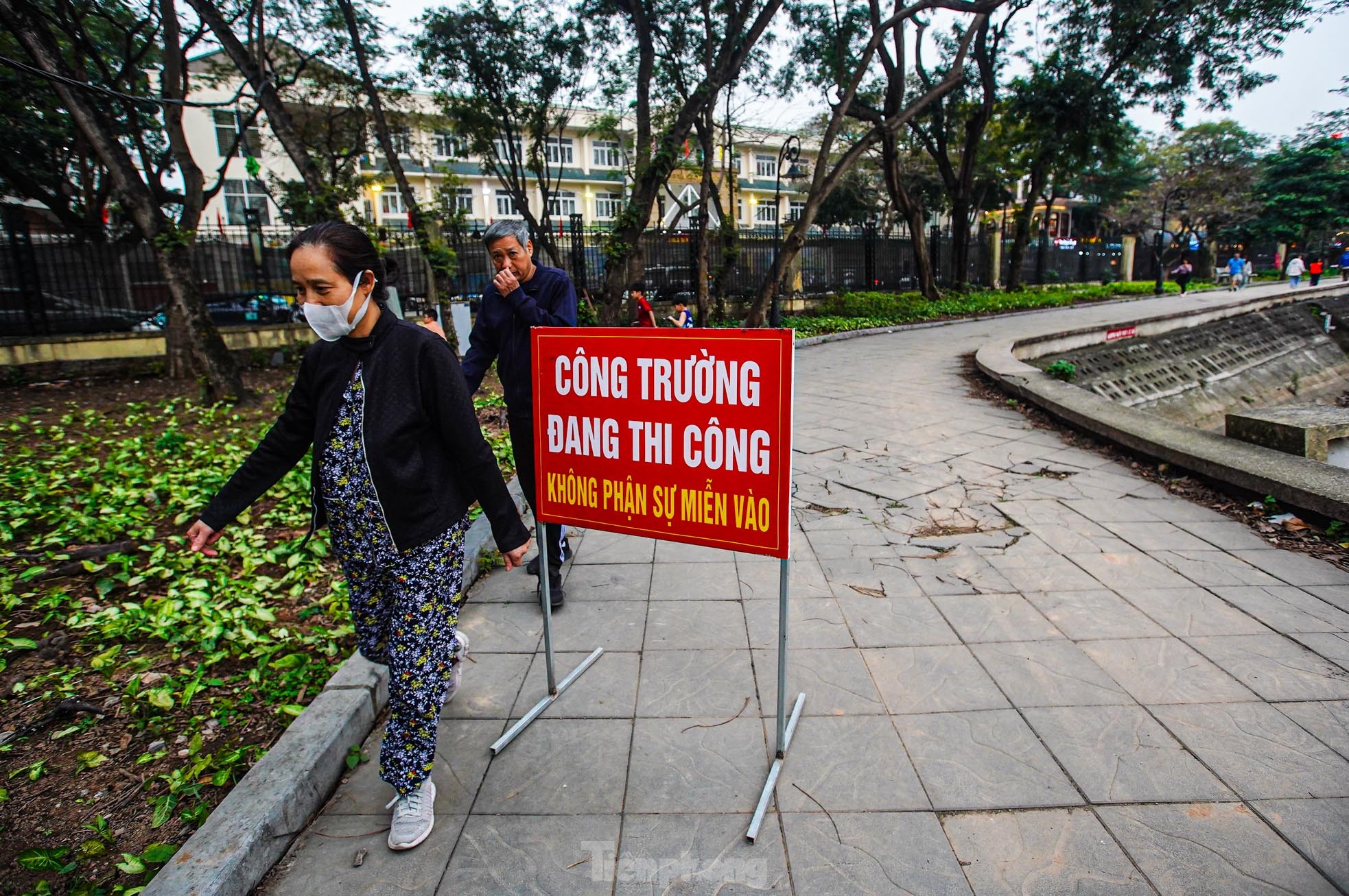 Bàn thờ, bát hương trôi nổi giữa lòng hồ công viên đang cải tạo ở Hà Nội - Ảnh 21.