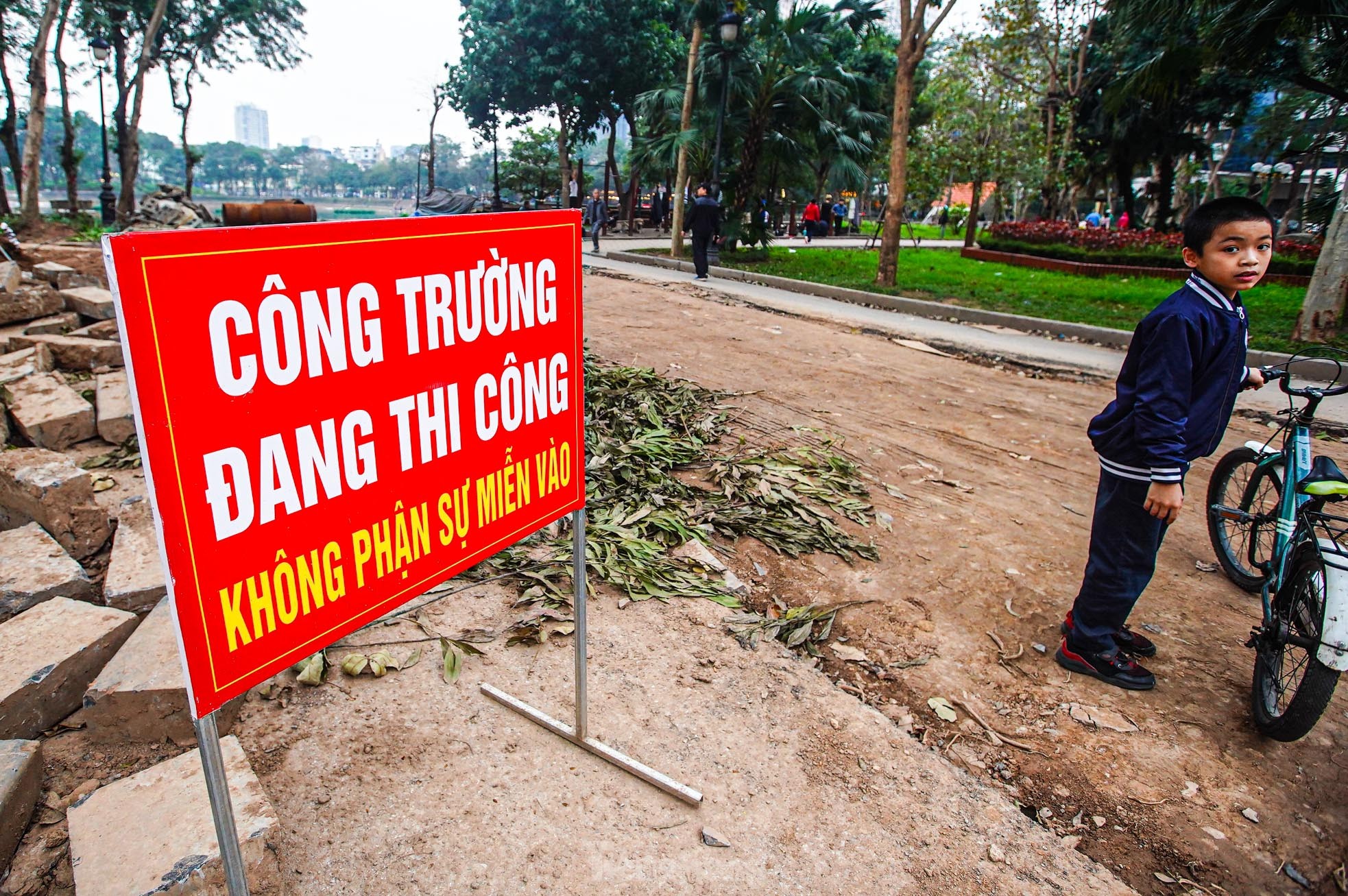 Bàn thờ, bát hương trôi nổi giữa lòng hồ công viên đang cải tạo ở Hà Nội - Ảnh 22.