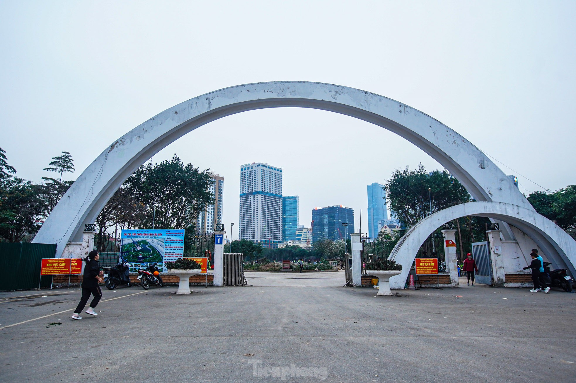 Bàn thờ, bát hương trôi nổi giữa lòng hồ công viên đang cải tạo ở Hà Nội - Ảnh 25.