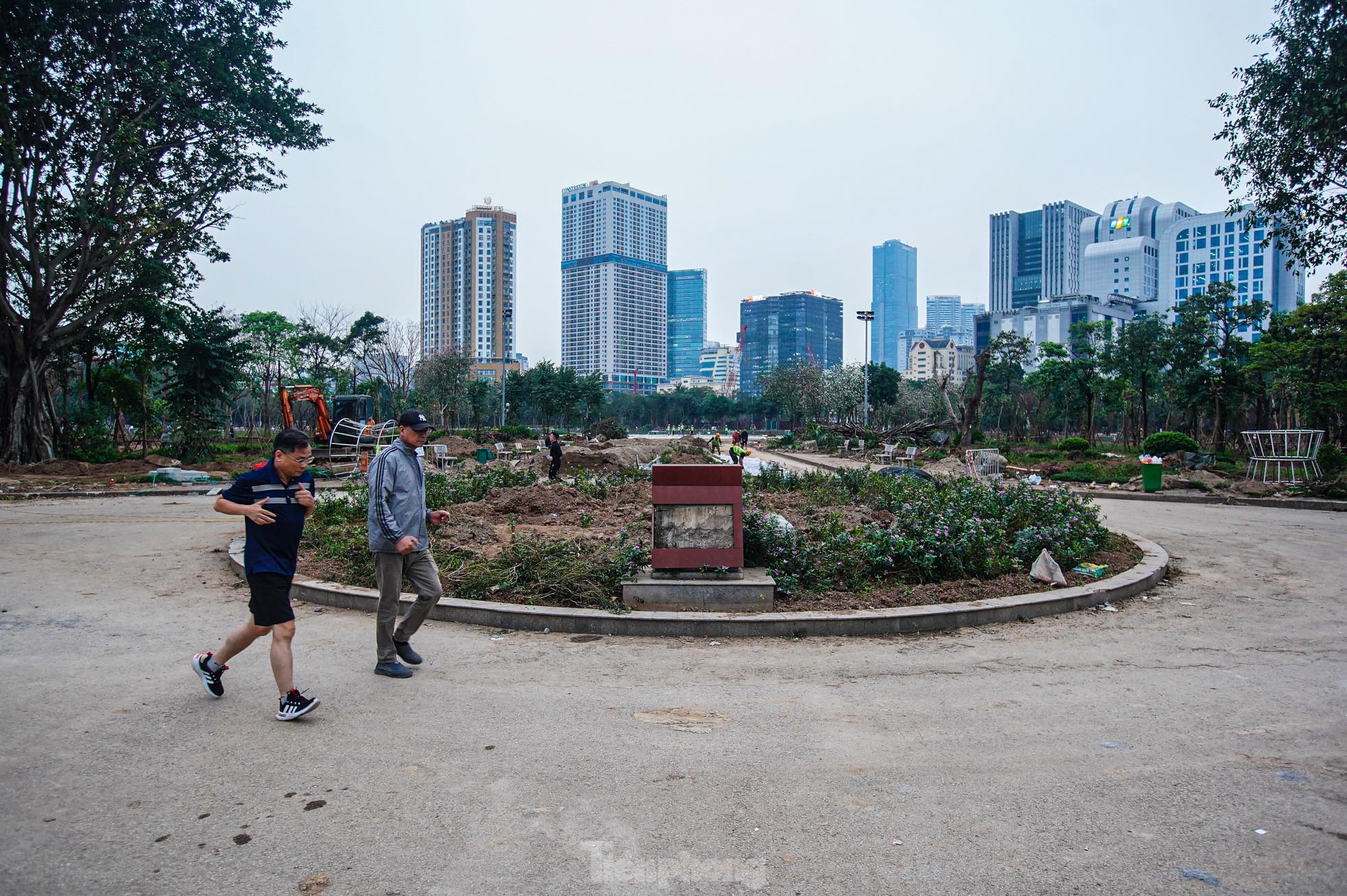 Bàn thờ, bát hương trôi nổi giữa lòng hồ công viên đang cải tạo ở Hà Nội - Ảnh 26.