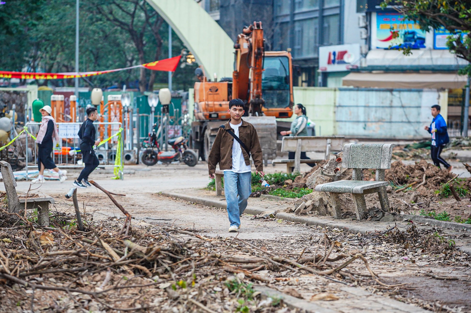 Bàn thờ, bát hương trôi nổi giữa lòng hồ công viên đang cải tạo ở Hà Nội - Ảnh 30.