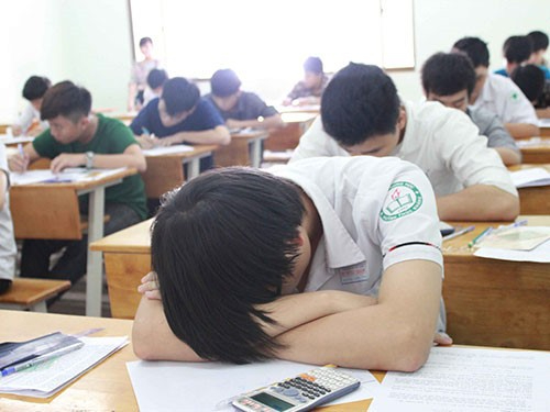 Chứng kiến con gái từ học sinh giỏi bỗng tụt hạng thảm hại, mẹ bất lực than trời: "Tôi thực sự không biết phải làm sao!” - Ảnh 1.