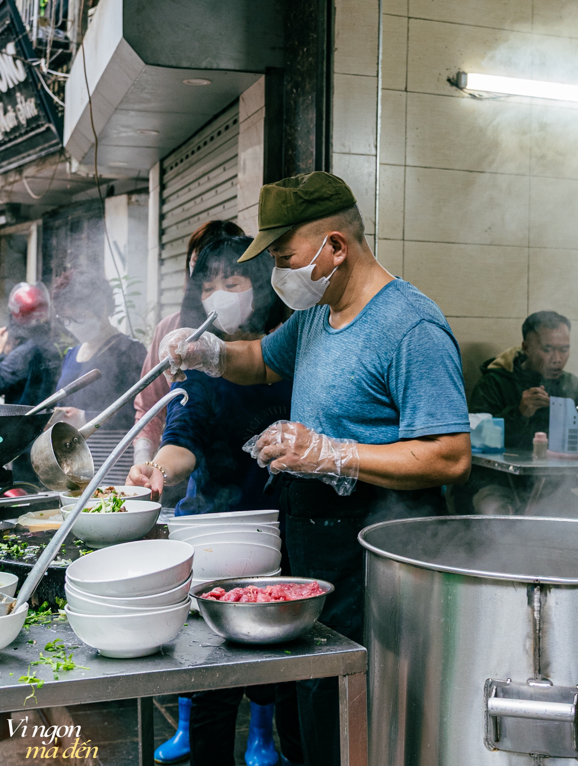 Quán phở bò nhiều năm giữ mức giá 25.000 đồng, mỗi sáng bán 400 bát, &quot;cháy hàng&quot; nhất vẫn luôn là phở tái lăn  - Ảnh 12.