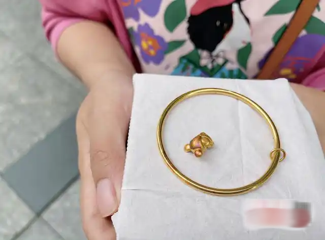 Trang sức v&agrave;ng mua chưa đầy 3 th&aacute;ng đ&atilde; &ldquo;gỉ s&eacute;t&rdquo;, cửa h&agrave;ng từ chối ho&agrave;n trả: "Do chị bảo quản kh&ocirc;ng đ&uacute;ng c&aacute;ch" - Ảnh 1.