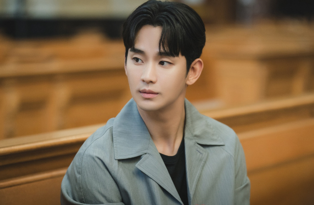 Báo động tình trạng của Kim Soo Hyun sau khi bị tung ảnh ăn mặc mát mẻ rửa chén ở nhà Kim Sae Ron