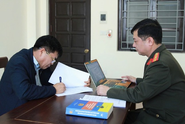Mẹ của cựu đội trưởng U11 Sông Lam Nghệ An bị khởi tố vì làm giả hồ sơ gian lận tuổi con - Ảnh 2. Mẹ của cựu đội trưởng U11 Sông Lam Nghệ An bị khởi tố vì làm giả hồ sơ gian lận tuổi con - Ảnh 2.