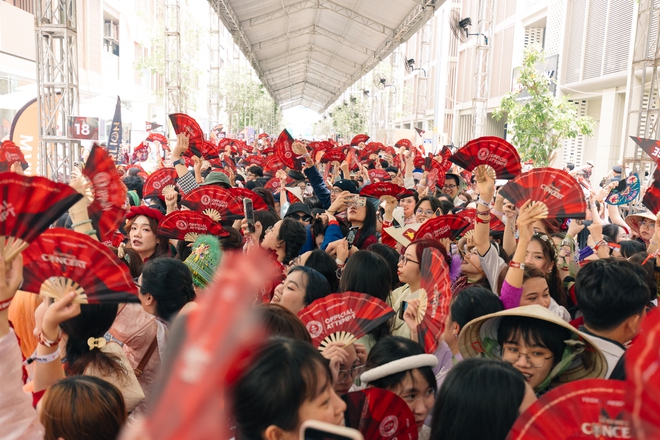 Bất chấp nắng nóng, hàng nghìn người mặc trang phục truyền thống đưa concert “Anh Trai Vượt Ngàn Chông Gai