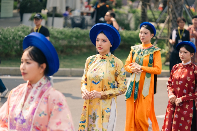 Bất chấp nắng nóng, hàng nghìn người mặc trang phục truyền thống đưa concert “Anh Trai Vượt Ngàn Chông Gai