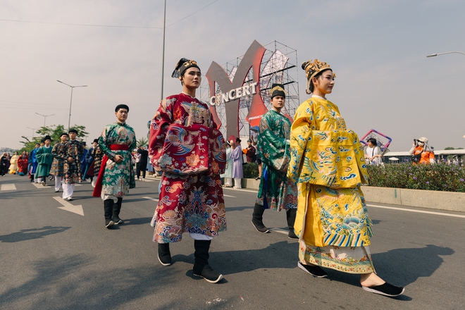 Bất chấp nắng nóng, hàng nghìn người mặc trang phục truyền thống đưa concert “Anh Trai Vượt Ngàn Chông Gai