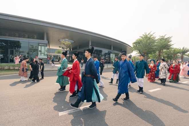 Bất chấp nắng nóng, hàng nghìn người mặc trang phục truyền thống đưa concert “Anh Trai Vượt Ngàn Chông Gai