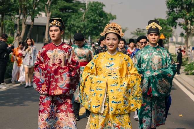 Bất chấp nắng nóng, hàng nghìn người mặc trang phục truyền thống đưa concert “Anh Trai Vượt Ngàn Chông Gai