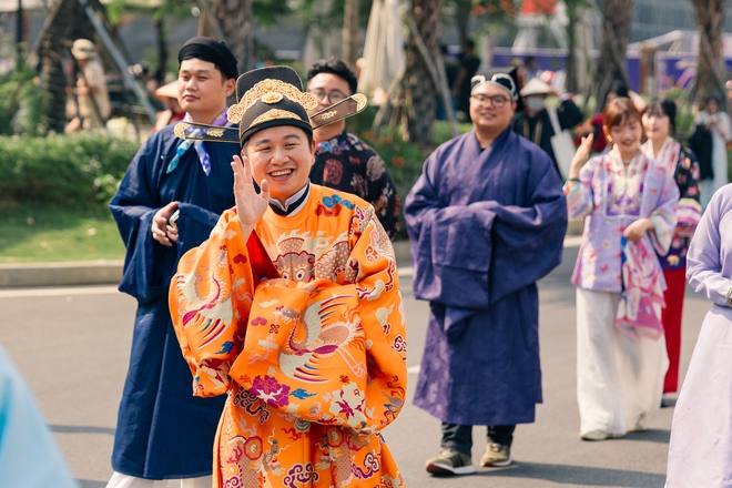 Bất chấp nắng nóng, hàng nghìn người mặc trang phục truyền thống đưa concert “Anh Trai Vượt Ngàn Chông Gai